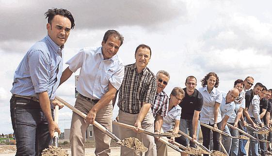 Gleich mehrere Menschen setzten den erste Spatenstich.
Foto: privat