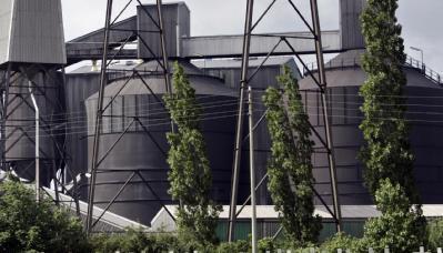 Hunderte Kreuze stehen als Protest vor dem Hydro-Aluminiumwerk in Hamburg.