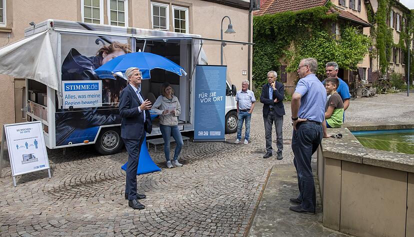 Zu den Besuchern der Vor-Ort-Aktion gehörte auch Bürgermeister Roland Halter (vorne rechts). Hier im Gespräch mit Chefredakteur Uwe Ralf Heer (links).
Foto: Kunz Zu den Besuchern der Vor-Ort-Aktion gehörte auch Bürgermeister Roland Halter (vorne rechts). Hier im Gespräch mit Chefredakteur Uwe Ralf Heer (links).
Foto: Kunz