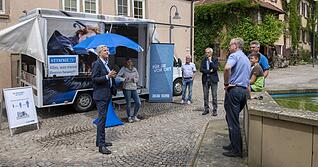 Zu den Besuchern der Vor-Ort-Aktion gehörte auch Bürgermeister Roland Halter (vorne rechts). Hier im Gespräch mit Chefredakteur Uwe Ralf Heer (links).
Foto: Kunz Zu den Besuchern der Vor-Ort-Aktion gehörte auch Bürgermeister Roland Halter (vorne rechts). Hier im Gespräch mit Chefredakteur Uwe Ralf Heer (links).
Foto: Kunz