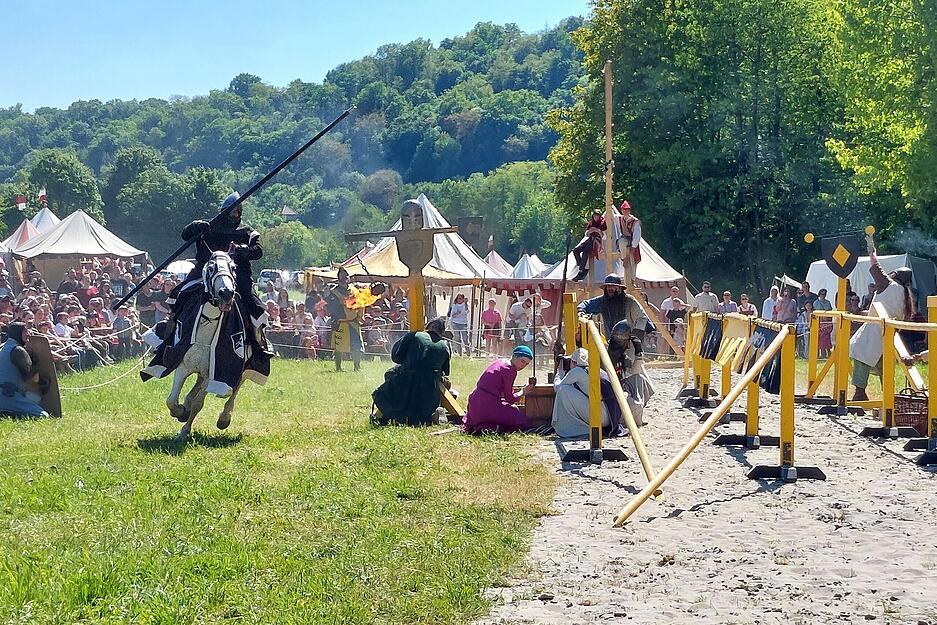 Mittelalterliches Treiben im Mai: Zum dritten Mal verwandelt sich M&ouml;ckm&uuml;hl in eine historische B&uuml;hne &ndash; mit T&auml;nzen, Schauspiel und Turnieren erleben Besucher hautnah das Leben vergangener Jahrhunderte.