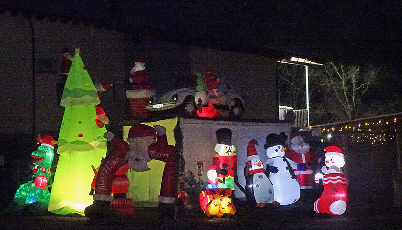 In der Schafwiesenstrasse von Obersulm Willsbach fasziniert die Weihnachsdekoration von Simone Wolf Jung und Alt. In der Schafwiesenstrasse von Obersulm Willsbach fasziniert die Weihnachsdekoration von Simone Wolf Jung und Alt.