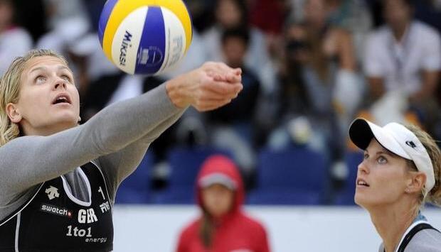 Laura Ludwig (l) baggert den Ball für Sara Goller ans Netz. Laura Ludwig (l) baggert den Ball für Sara Goller ans Netz.