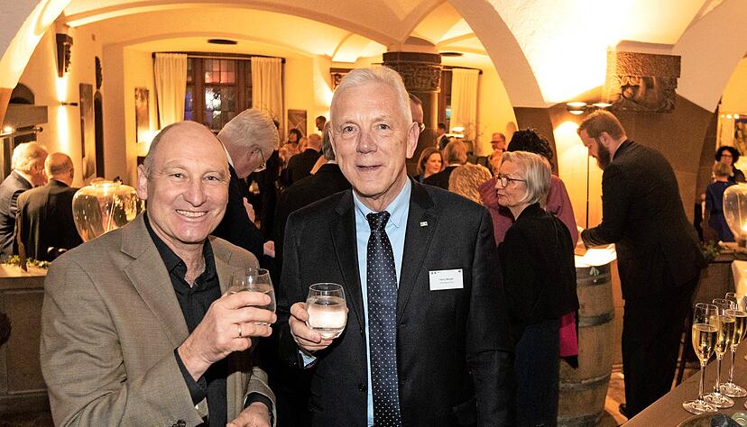 Den Künstler Peter Riek (links) hat der Heilbronner Oberbürgermeister Harry Mergel als Redner für das Hasenmahl ausgewählt.