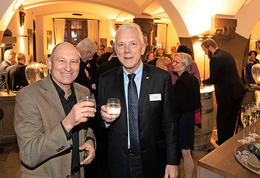 Den Künstler Peter Riek (links) hat der Heilbronner Oberbürgermeister Harry Mergel als Redner für das Hasenmahl ausgewählt.