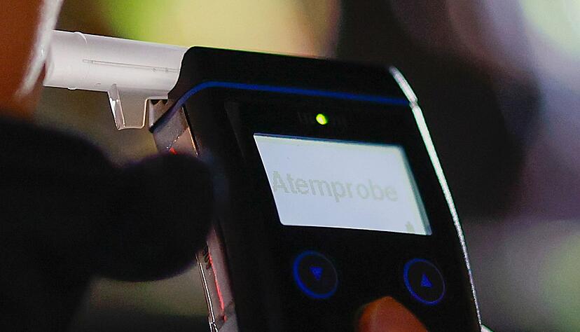 Der Mann soll betrunken gefahren sein - obwohl sein Sohn im Auto sa&szlig;. (Symbolbild)