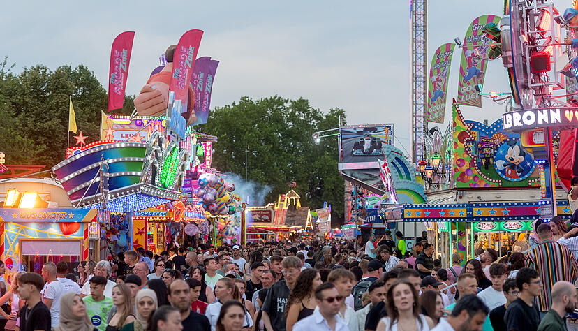 Gute Stimmung zwischen Fahrgeschäften und Ständen: Am Samstag zog es zahlreiche Besucher zum Heilbronner Volksfest auf der Theresienwiese.