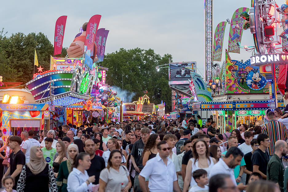Gute Stimmung zwischen Fahrgeschäften und Ständen: Am Samstag zog es zahlreiche Besucher zum Heilbronner Volksfest auf der Theresienwiese.