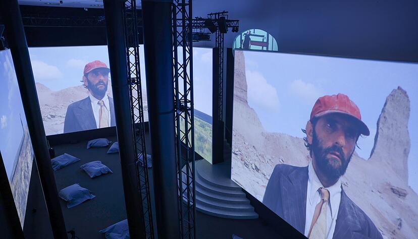 Durch etwa acht Meter hohe W&auml;nde mit Filmszenen k&ouml;nnen Besucher in die Welt des Regisseurs eintauchen.