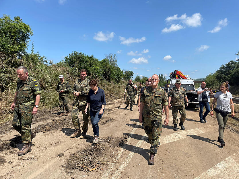 Verteidigungsministerin Annegret Kramp-Karrenbauer (CDU, 4.v.l) zu Besuch bei Soldaten im Hilfseinsatz nach dem schweren Unwetter. +++ dpa-Bildfunk +++ Verteidigungsministerin Annegret Kramp-Karrenbauer (CDU, 4.v.l) zu Besuch bei Soldaten im Hilfseinsatz nach dem schweren Unwetter. +++ dpa-Bildfunk +++
