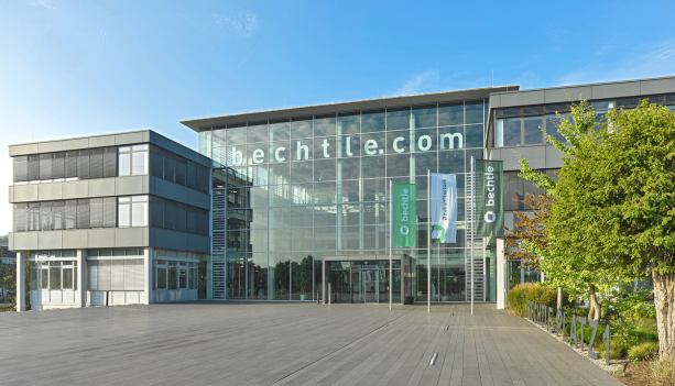 In Neckarsulm, dem Hauptsitz der Bechtle AG, hat sich Deutschlands gr&ouml;&szlig;tes IT-Systemhaus die Zukunft auf die Fahne geschrieben: das neue Logo am Bechtle Platz 1.