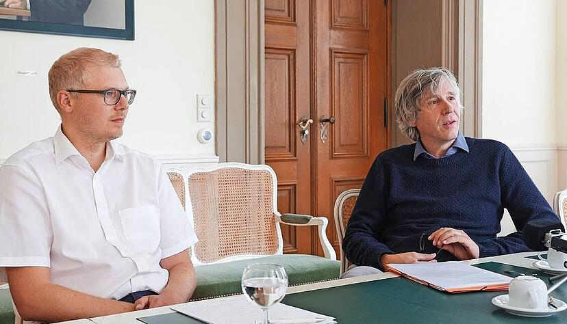 Blicken nach vorne und zurück: Oberbürgermeister von Schwäbisch Hall und erster Vorsitzender der Freilichtspiele, Daniel Bullinger (links), und Intendant Christian Doll. Blicken nach vorne und zurück: Oberbürgermeister von Schwäbisch Hall und erster Vorsitzender der Freilichtspiele, Daniel Bullinger (links), und Intendant Christian Doll.
