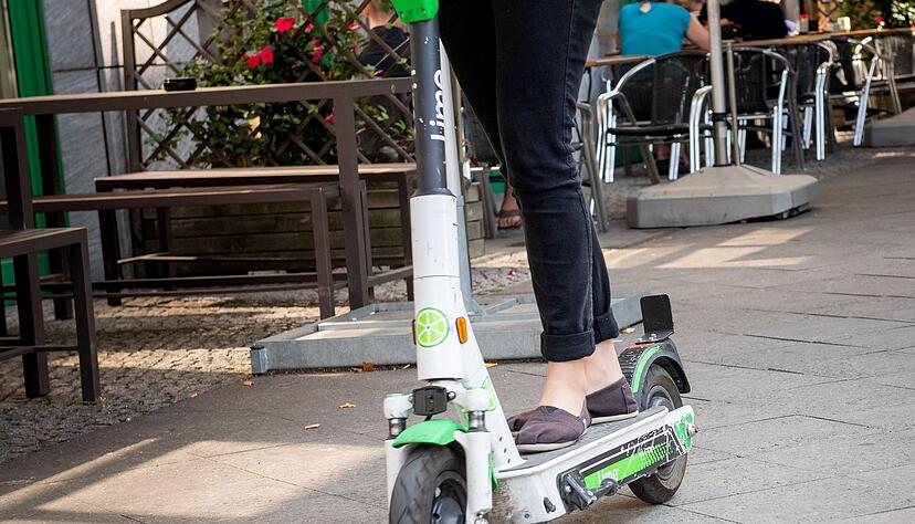 Urbane Mobilit&auml;t? Zur Realit&auml;t geh&ouml;rt, dass sich so einige auf dem E-Scooter nicht ans Gesetz halten, etwa auf Gehwegen fahren.