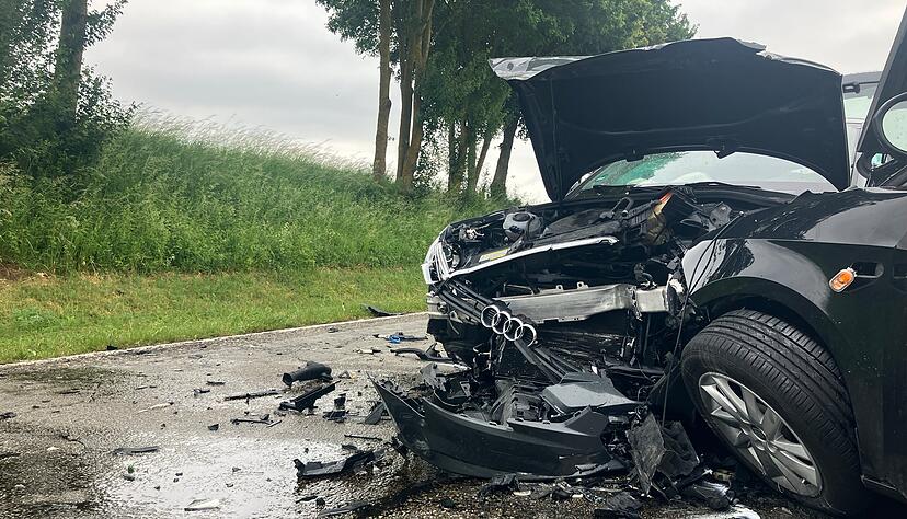Zwei Autos kollidieren am Donnerstag auf der L1100 zwischen Ilsfeld-Auenstein und Beilstein frontal miteinander. Zwei Autos kollidieren am Donnerstag auf der L1100 zwischen Ilsfeld-Auenstein und Beilstein frontal miteinander.