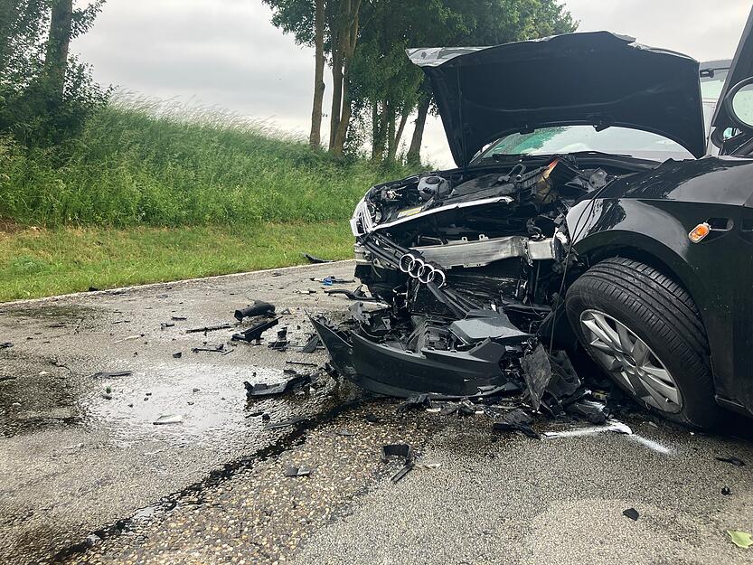 Zwei Autos kollidieren am Donnerstag auf der L1100 zwischen Ilsfeld-Auenstein und Beilstein frontal miteinander. Zwei Autos kollidieren am Donnerstag auf der L1100 zwischen Ilsfeld-Auenstein und Beilstein frontal miteinander.