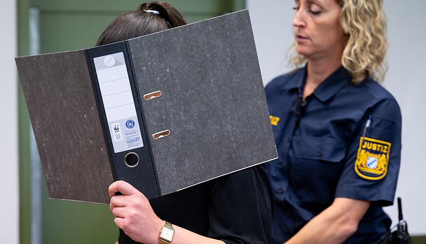 Sie ist wegen Diebstahls und Vortäuschens einer Straftat angeklagt. Sie ist wegen Diebstahls und Vortäuschens einer Straftat angeklagt.