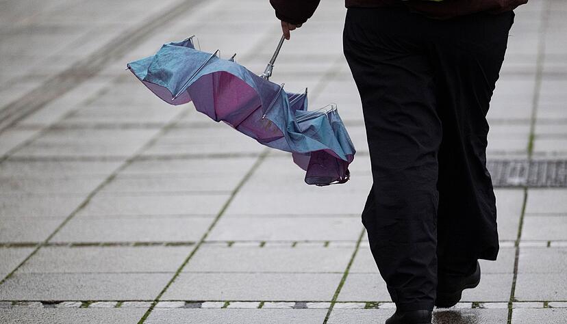 Am Sonntag sollten Spaziergänger besser einen Regenschirm dabeihaben: Im Südwesten wird es landesweit regnerisch. (Archivbild) Am Sonntag sollten Spaziergänger besser einen Regenschirm dabeihaben: Im Südwesten wird es landesweit regnerisch. (Archivbild)
