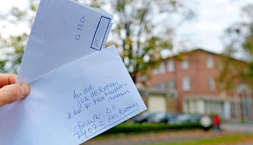 Wenn der Briefträger die Drogen zustellt: Im Heilbronner Gefängnis sind Briefe aufgetaucht, die mit Drogen getränkt waren.
Foto: Dennis Mugler Wenn der Briefträger die Drogen zustellt: Im Heilbronner Gefängnis sind Briefe aufgetaucht, die mit Drogen getränkt waren.
Foto: Dennis Mugler