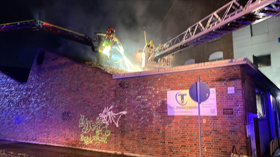 Zuvor hatten mehrere Anrufer den Brand eines Industriegebäudes in der Heilbronner Salzstraße gemeldet.