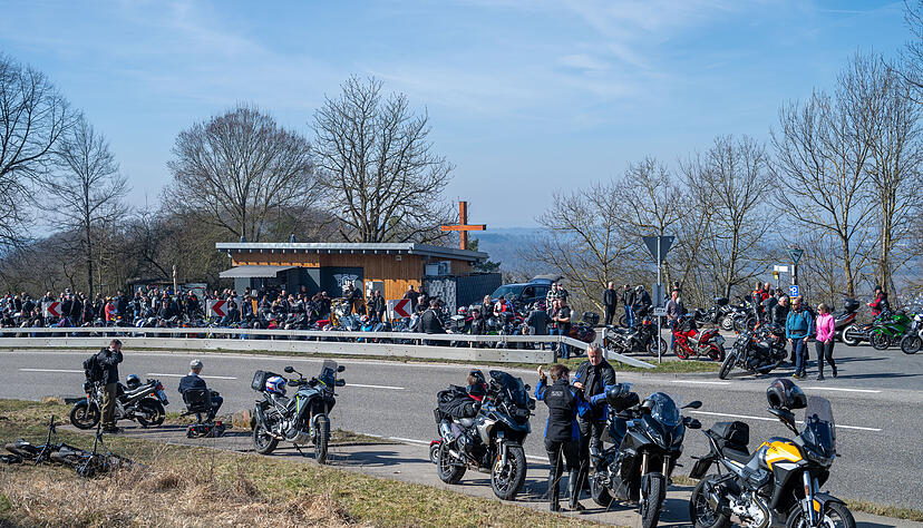 Die "Platte" bei Löwenstein ist ein beliebter Treffpunkt für Motorradfahrer. Am Sonntag herrschte Hochbetrieb auf dem Parkplatz.