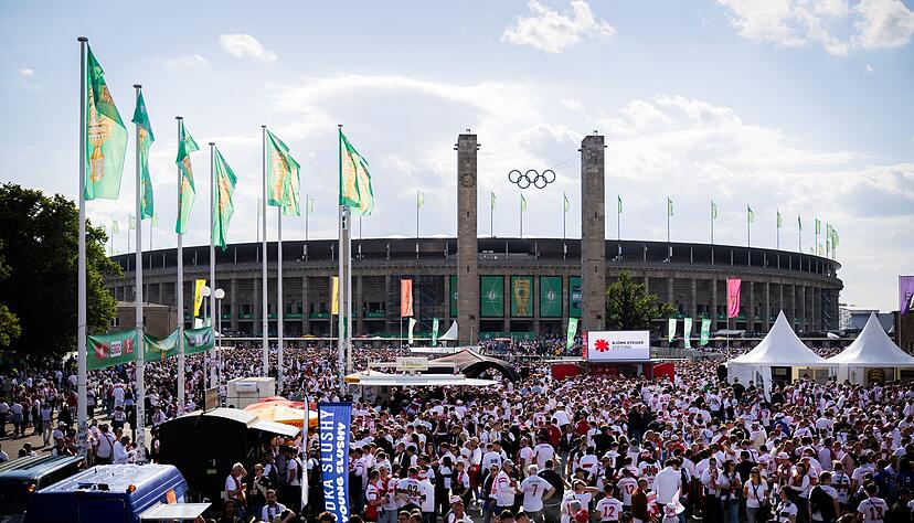 Beide Fangruppen kamen am späten Nachmittag am Olympiastadion an.