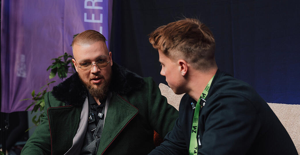 Felix Blume (links) im Gespr&auml;ch mit Sam Keitel, dem Cheforganisator des Zukunftswiesen Summit in Ilshofen.