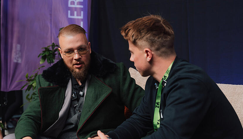 Felix Blume (links) im Gespr&auml;ch mit Sam Keitel, dem Cheforganisator des Zukunftswiesen Summit in Ilshofen.