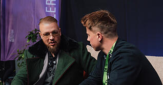 Felix Blume (links) im Gespr&auml;ch mit Sam Keitel, dem Cheforganisator des Zukunftswiesen Summit in Ilshofen.