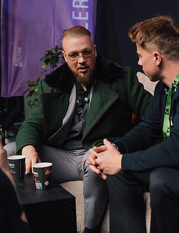 Felix Blume (links) im Gespr&auml;ch mit Sam Keitel, dem Cheforganisator des Zukunftswiesen Summit in Ilshofen.