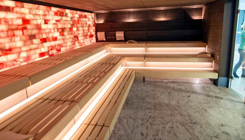 Die Salzsauna ist das neue Schmuckstück der Saunalandschaft im Soleo. Geopfert wurden dafür die Heißluftsauna und das Caldarium. Die Farben der Salzsteine können verändert werden.Foto: Mario Berger Die Salzsauna ist das neue Schmuckstück der Saunalandschaft im Soleo. Geopfert wurden dafür die Heißluftsauna und das Caldarium. Die Farben der Salzsteine können verändert werden.Foto: Mario Berger