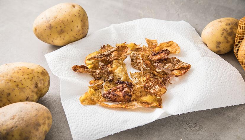 Mehr als nur no waste: Frittierte Schalen von Pellkartoffeln sind ein richtiger Knusper-Hit.