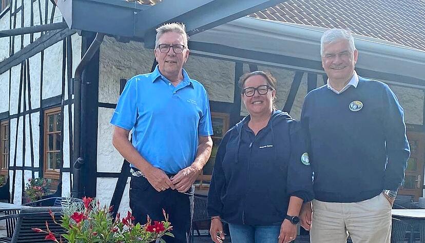 Blicken positiv in die Zukunft des Golfclubs (von links): Präsident Jürgen Zinnikus, Clubmanagerin Melanie Appel und Vorstandsmitglied Thomas Römer.