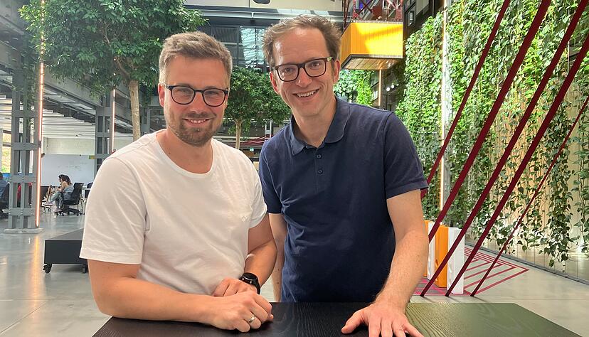 Blicken kritisch darauf, wie manche Unternehmen mit Software umgehen: Moritz Carthaus (links), Gesch&auml;ftsf&uuml;hrer der Programmierschule 42 in Heilbronn, und Thomas Bornheim, der das Softwarelabor Level 3 aufbaut und davor die 42 geleitet hat.