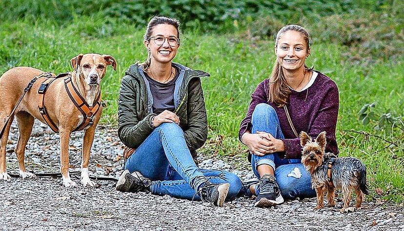 Céline Köhler (links) und Jelena Resnikow mit ihren Hunden Maya und Bucks. Die Freundinnen engagieren sich auch im Tierschutz in Griechenland.
Foto: privat Céline Köhler (links) und Jelena Resnikow mit ihren Hunden Maya und Bucks. Die Freundinnen engagieren sich auch im Tierschutz in Griechenland.
Foto: privat