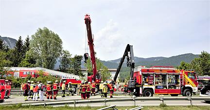 Zahlreiche Einsatz- und Rettungskräfte sind nach dem schweren Zugunglück im Einsatz. Zahlreiche Einsatz- und Rettungskräfte sind nach dem schweren Zugunglück im Einsatz.