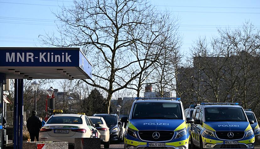 Polizist schießt Mann in Düsseldorfer Uni-Klinik nieder: Mit offenem Haftbefehl gesucht. Polizist schießt Mann in Düsseldorfer Uni-Klinik nieder: Mit offenem Haftbefehl gesucht.