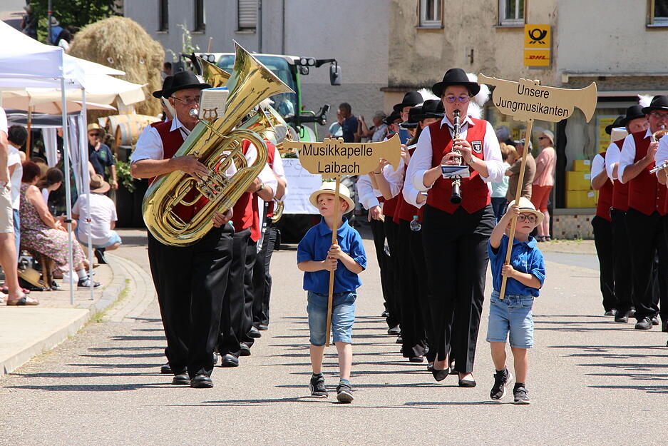 Musikvereine sind aus der Umgebung gekommen, um beim Festumzug das 1225-jährige Bestehen von Bieringen zu feiern.