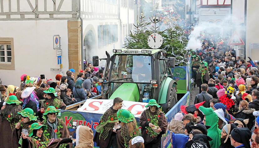 Die SG Bad Wimpfen hatte als so genannte Kurwaldgeister den Wagen mit ausgedienten Weihnachtsbäumen dekoriert.Fotos: Andreas Veigel Die SG Bad Wimpfen hatte als so genannte Kurwaldgeister den Wagen mit ausgedienten Weihnachtsbäumen dekoriert.Fotos: Andreas Veigel