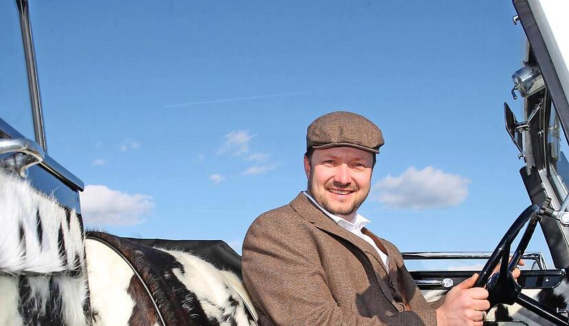 Kuhfelle auf den Sitzen sah Schmidt auf einem alten Foto. Jetzt hat er sie auch.