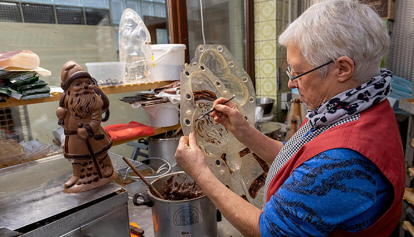 Die geschmolzene Schokolade darf weder zu warm noch zu kalt sein, sonst wird sie im getrockneten Zustand grau. Bei der gr&ouml;&szlig;ten Nikolaus-Form, die Gerlinde Sammet erst ausmalt und dann ausgie&szlig;t, w&auml;re das besonders &auml;rgerlich.