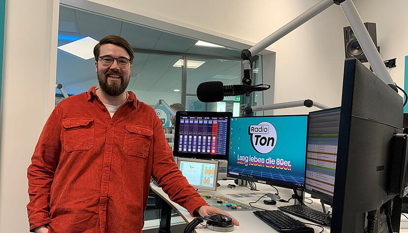 Meistens steht Radio Ton-Moderator Nikolai Schweikart im Studio vor dem Mikrofon. Bei der Quizsendung "The Floor" ist er aber vor der Fernsehkamera zu sehen.