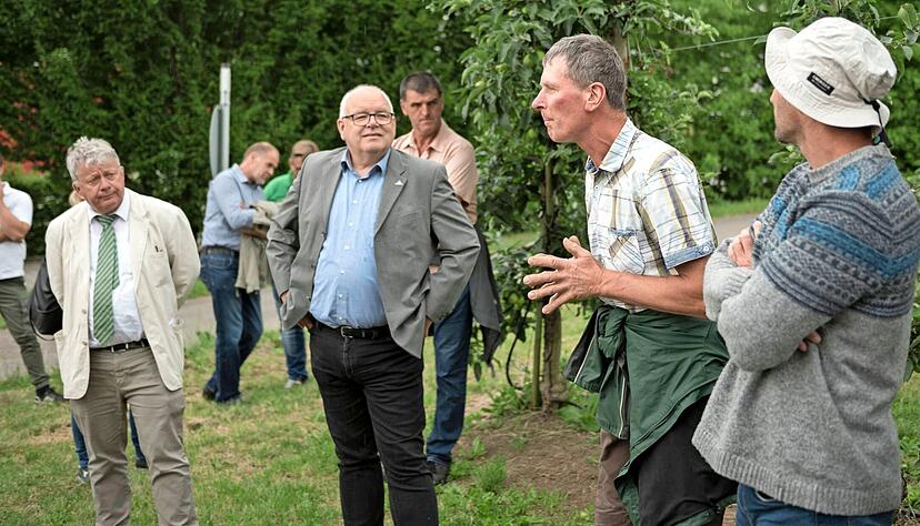 Günter Böhringer (Zweiter von rechts) erklärt einiges Interessantes über die Flora und Fauna in seinen Obstkulturen bei Untersteinbach.
