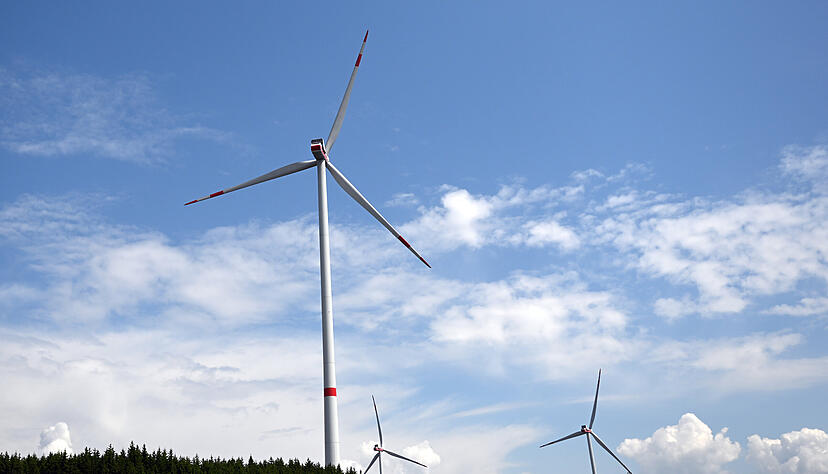 Windpark kommt in neue Gesellschaft: Stadtwerke Heilbronn und Zeag Energie AG kooperieren ein weiteres Mal. Das neue Unternehmen nimmt am 1. Januar 2025 den Betrieb auf. Bis dahin ist &uuml;ber den Windpark bei Kirchhausen nichts entschieden.