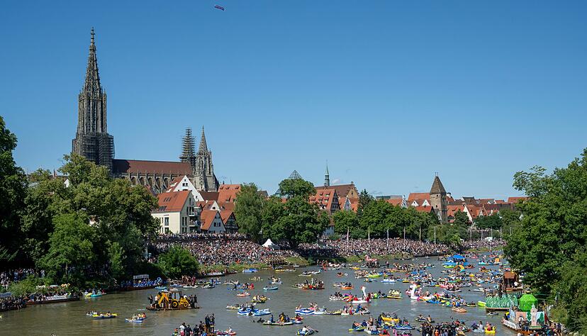 Das &laquo;Nabada&raquo;, ein traditioneller Festzug mit zahllosen Booten auf der Donau, ist ein H&ouml;hepunkt des Schw&ouml;rmontags &ndash; dem h&ouml;chsten &laquo;Feiertag&raquo; der Ulmer.