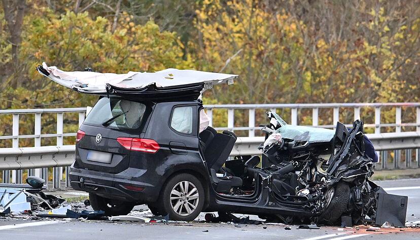 Der schwarze Pkw wurde völlig zerstört. Das Dach des Wagens ist größtenteils abgerissen. Der schwarze Pkw wurde völlig zerstört. Das Dach des Wagens ist größtenteils abgerissen.