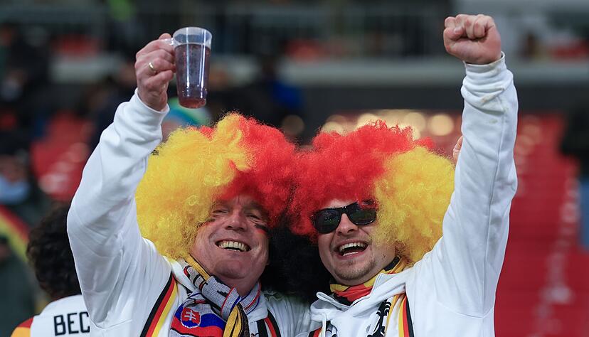 F&uuml;r treue Fans gibt es g&uuml;nstigere Tickets bei der Fu&szlig;ball-WM. (Archivbild).