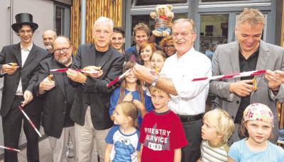 Das Band ist durchschnitten: (von links) Michael Dullstein, Otto Friedrich, Harry Mergel, Karl Schäuble und Holger Feldmann. Das Band ist durchschnitten: (von links) Michael Dullstein, Otto Friedrich, Harry Mergel, Karl Schäuble und Holger Feldmann.