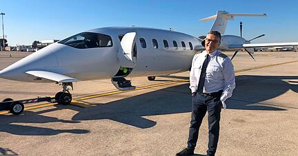 Bernd Axenbeck (57) aus Bad Wimpfen vor der Piaggio Avanti II auf dem Flughafen im bayerischen Memmingen. In der Flugbranche für Geschäftsreisen ist er seit 2008 aktiv.
Foto: privat