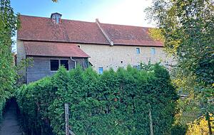 Genauso wichtig: Die Sandsteinscheunen im r&uuml;ckw&auml;rtigen Teil stehen im besonderen Fokus, da es um deren Umnutzung zu Wohnraum geht.