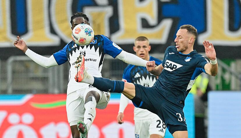 Hoch das Bein: Hoffenheims Vladimir Coufal (r) ist vor HSV-Abwehrspieler Jordan Torunarigha am Ball. Hoch das Bein: Hoffenheims Vladimir Coufal (r) ist vor HSV-Abwehrspieler Jordan Torunarigha am Ball.